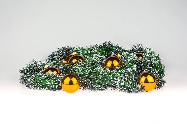 Anordnung Von Christbaumschmuck Isoliert Auf Gefälle Hintergrund Weihnachtsball Schöne Dekoration — Stockfoto
