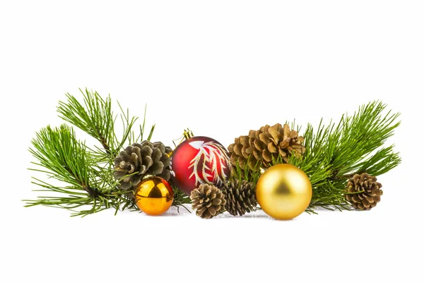 Weihnachtsdekoration Rot Goldgelbe Kugeln Mit Tannenzapfen Und Tannenzweigen Auf Weißem — Stockfoto