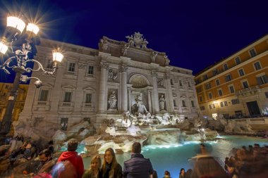 Roma. İtalya - 18 Kasım, 2016: Roma Trevi Çeşmesi Fontana di Trevi geceleri. Roma'nın en ünlü çeşme Trevi's. Mimari ve Roma'nın Simgesel Yapı.