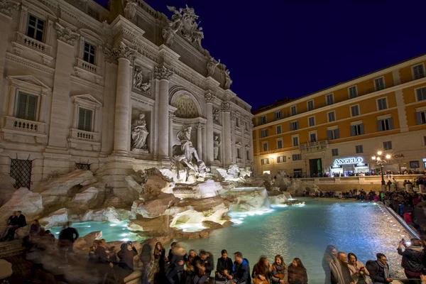 Roma. İtalya - 18 Kasım, 2016: Roma Trevi Çeşmesi Fontana di Trevi geceleri. Roma'nın en ünlü çeşme Trevi's. Mimari ve Roma'nın Simgesel Yapı.