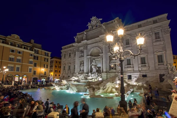 Roma. İtalya - 18 Kasım, 2016: Roma Trevi Çeşmesi Fontana di Trevi geceleri. Roma'nın en ünlü çeşme Trevi's. Mimari ve Roma'nın Simgesel Yapı.