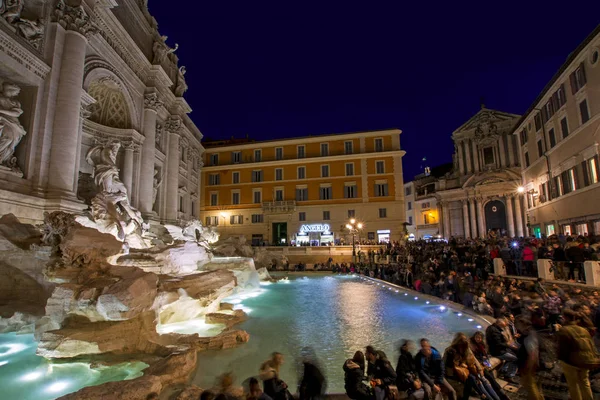 Roma. İtalya - 18 Kasım, 2016: Roma Trevi Çeşmesi Fontana di Trevi geceleri. Roma'nın en ünlü çeşme Trevi's. Mimari ve Roma'nın Simgesel Yapı.