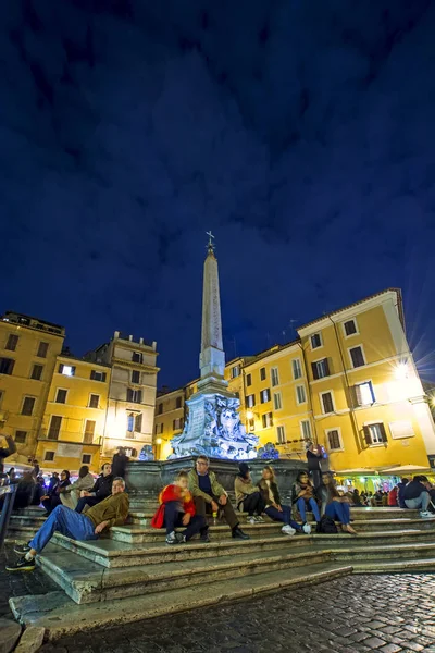 Rome, İtalya - 19 Kasım 2016: Via Nazionale yerleştirilen insanlar Fontana del Pantheon (Pantheon Çeşmesi) altında
