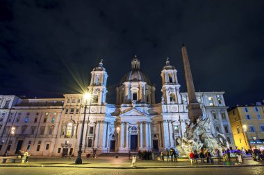 Rome, İtalya - 19 Kasım 2016: Çeşme Agone gece Piazza Navona (Piazzetta Navona) meydanında arka planda Sant'Agnese ile dört nehirler (Fontana dei Quattro Fiumi) 