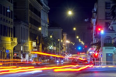 Rome, İtalya - 19 Kasım 2016: Gece Roma yolu, yollar ve citylife kentsel trafik arabalar ışık. Via Nazionale ve Milano ile kavşak. Uzun pozlama