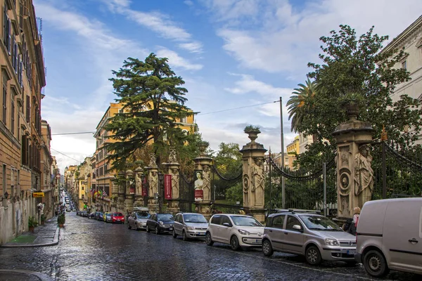 古代柵バルベリーニ宮殿と石畳の通り沿いに駐車した車の国立古代美術館のローマ イタリア 2016 視点の都市景観 — ストック写真