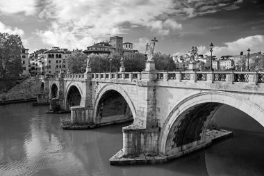 Roma, İtalya Tiber Nehri Ponte Sant'Angelo (St. Angelo Köprüsü) siyah ve beyaz fotoğraf