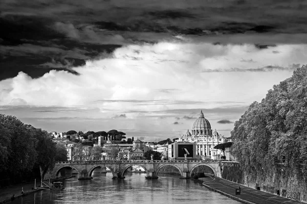 Perspektíva Kilátás Ponte Sant Angelo Híd Szent Péter Bazilika Tükörképe — Stock Fotó