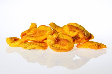 Beyaz arka plan üzerinde izole Kurutulmuş şeftali