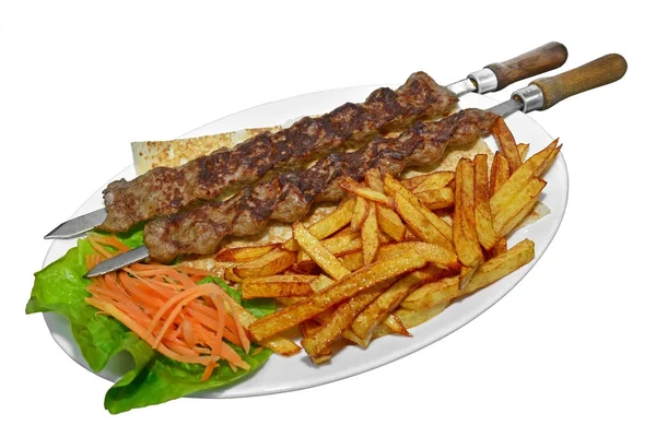 Rundvlees Kebab Spiesjes Met Wortel Frietjes Blad Van Sla Ovale — Stockfoto