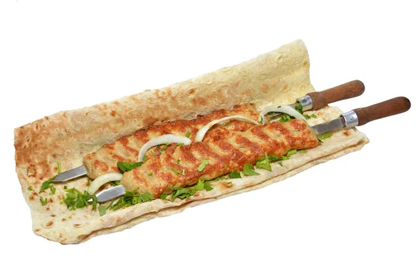 Kip Kebab Met Spiesjes Lavash Geïsoleerd Witte Achtergrond — Stockfoto
