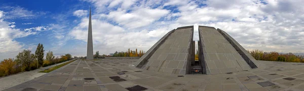 Panorama Des Tsitsernakaberd Denkmals Des Armenischen Genozids Unter Dramatischem Himmel — Stockfoto