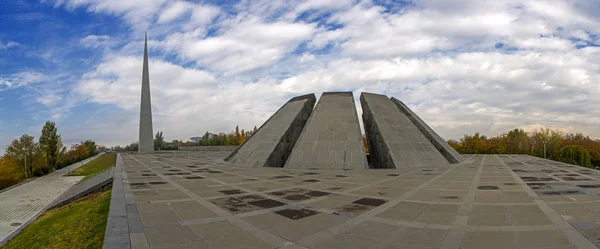 Panorama Des Tsitsernakaberd Denkmals Des Armenischen Genozids Unter Dramatischem Himmel — Stockfoto