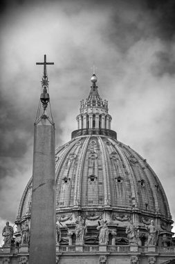 Aziz Petrus Bazilikası na (Basilica di San Pietro) dramatik gökyüzü arka plan karşı Vatikan Dikilitaş (Obelisco Vaticano) ile kubbe. Vatikan, İtalya. Siyah beyaz fotoğraf