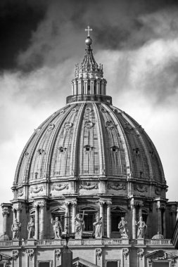 Aziz Petrus Bazilikası na (Basilica di San Pietro) dramatik gökyüzü arka planı kubbe. Vatikan, İtalya. Siyah beyaz fotoğraf