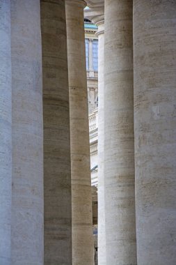 St. Peter's Bazilikası'na (Basilica di San Pietro) parçası Vatikan, İtalya büyük sütunların üzerinden görünür