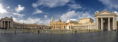 Saint Peter's Square dramatik gökyüzü arka planda Vatikan, İtalya karşı Panoraması