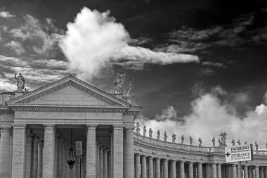 Largo degli Alicorni karşı dramatik gökyüzü arka planda Vatikan, Roma, İtalya, St. Peter Meydanı'nda heykelleri ile. Siyah beyaz fotoğraf