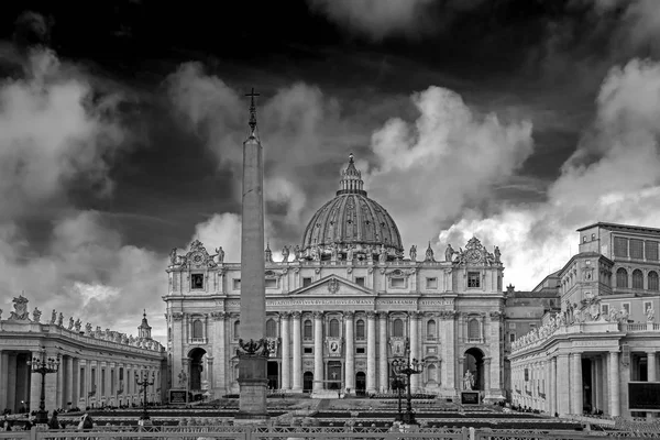 サンピエトロ寺院 バチカン市国 ローマ イタリアで劇的な空を背景に聖ピーター広場 黒と白の写真 — ストック写真
