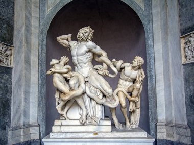 Vatikan müzelerde Laocoon heykel (Laocoon grubu). Truva rahip Laocoon ve iki oğlu ile iki deniz yılan ölümüne bir savaş kaybetme. Vatikan Şehri, İtalya