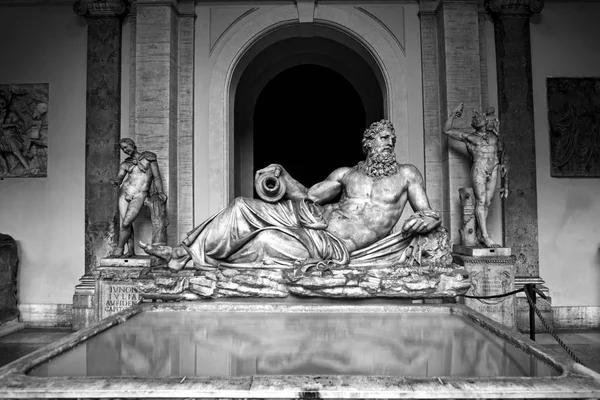 Rzeka Tyber Rzeźba Odbiciem Basenie Przed Nim Muzeum Watykańskie Watykan — Zdjęcie stockowe