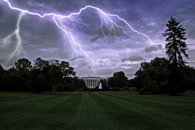 Washington Dc, ABD Beyaz Saray'da üzerinden yıldırım. Dramatik fırtına gökyüzü