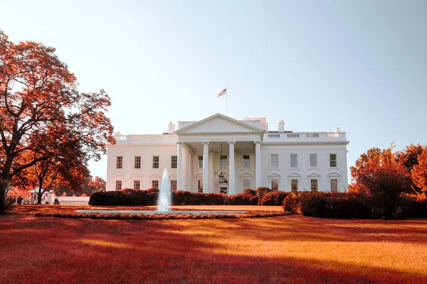 Casa Blanca Hermoso Césped Con Fuente Otoño Día Soleado Washington — Foto de Stock