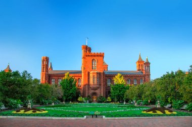 Smithsonian Castle Washington, District of Columbia, ABD ön planda güzel çim açık Victoria cephe