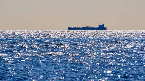 Szállítási Konténer Teherhajó Vitorlázás Állóvíz Horizonton Vakító Napfény Kék Hullámok — Stock Fotó
