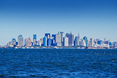 Manhattan siluetinin Brooklyn ABD'de Amerikan gazileri Anıtı iskelesinden görülür