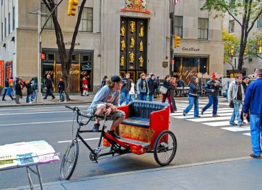 New York City, Amerika Birleşik Devletleri - 28 Ekim 2007: Bisiklet çekçek Midtown Manhattan'da bir yolcu için bekliyor. Pedal taksi birçok yolu pedal gücü ile New York'ta başka bir şeydir
