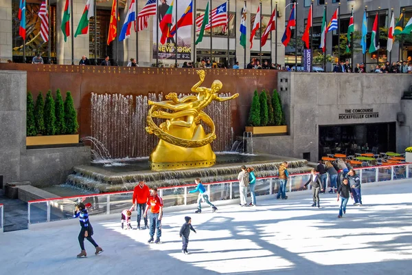New York City, Amerika Birleşik Devletleri - 29 Ekim 2007: İnsanlar buz pateni pisti, Rockefeller Center güneşli bir günde