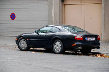 Viyana, Avusturya - Ekim 30, 2007: koyu mavi 2006 Jaguar Xk-Serisi Coupe spor arabası sokakta duruyor