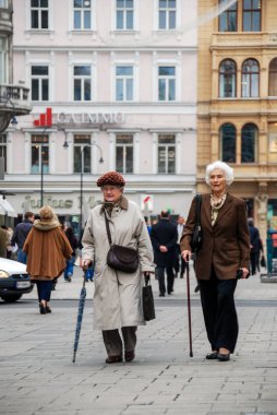 Vienna, Avusturya - Ekim 30, 2007: iki yaşlı kadın şehrin tarihi merkezinde bir yolda