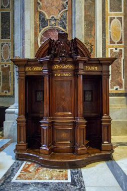 Vatikan Şehir, Rome, İtalya - 19 Kasım 2016: St. Peter Katedrali Vatikan eski ahşap itiraf kabine