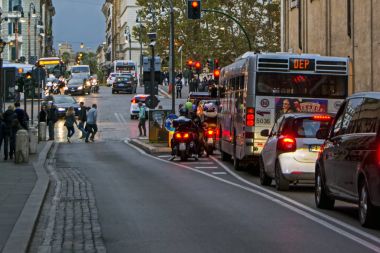 Roma, İtalya - 19 Kasım 2016: Roma sokaklarında trafik ve gün boyunca insanlar dolu