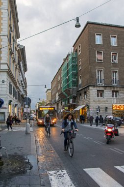 Roma, İtalya - 19 Kasım 2016: Roma sokaklarında trafik ve gün boyunca insanlar dolu