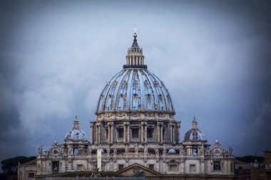 Aziz Petrus Bazilikası na (Basilica di San Pietro) dramatik gökyüzü arka planı kubbe. Vatikan, İtalya