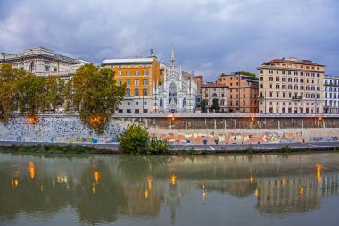Chiesa del Sacro Cuore del Suffragio (Sacro Cuore di Ges in Prati Parrocchia Sacro Cuore di Ges in Prati) kilisesinin renkli manzarası Tiber Nehri, Roma, İtalya