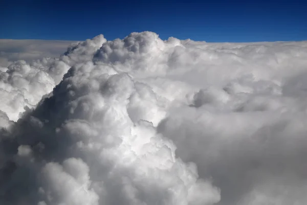 在阳光明媚的早晨 从云层上方的天空和 Cloudscape 的窗口观看 白色的稀疏卷云和卷层云云 — 图库照片