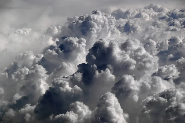 在阳光明媚的早晨 从云层上方的天空和 Cloudscape 的窗口观看 白色的稀疏卷云和卷层云云 — 图库照片