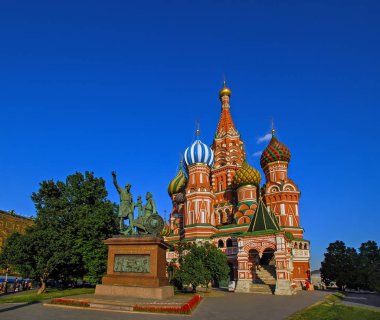 Minin ve Moskova ve St Basils Cathedral Rusya'nın Moskova Kızıl meydanında Pozharsky Anıtı. Moskova landmark. Moskova Mimarlık peyzaj