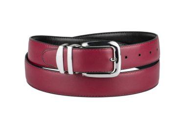 Beyaz arka plan üzerinde izole parlak krom metal toka ile moda erkekler bordo deri emniyet kemerlerinizi bağlayın