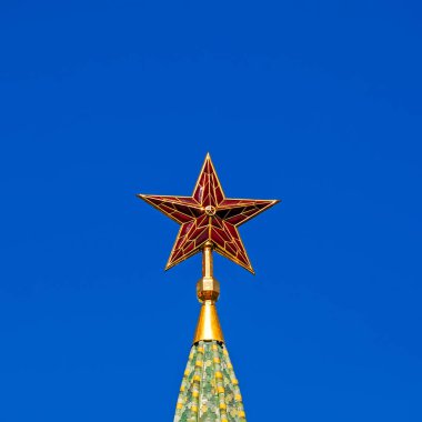 Moskova Kremlin kule üzerine kırmızı yakut yıldız. Rusya. UNESCO dünya mirası. Mavi gökyüzü arka plan