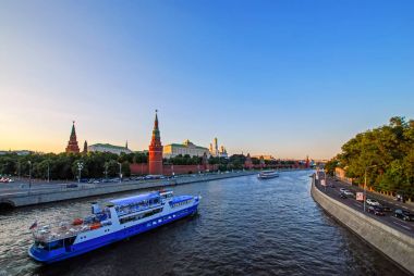 Kremlin duvarı cephanelik odası büyük Kremlin Palace katedral, duyuru ve Rusya'nın Moskova birden çok kuleleri manzaralı Moskova Nehri boyunca. Moskova Nehri üzerinde tekne turizm yüzen