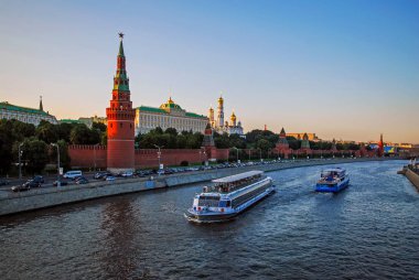 Kremlin duvarı cephanelik odası büyük Kremlin Palace katedral, duyuru ve Rusya'nın Moskova birden çok kuleleri manzaralı Moskova Nehri boyunca. Moskova Nehri üzerinde tekne turizm yüzen