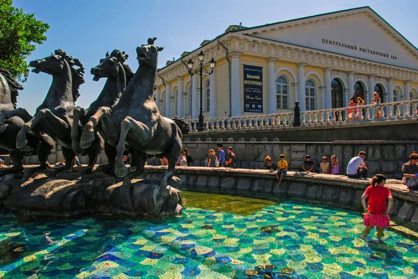 Moscou Russie Juin 2010 Les Gens Profitent Eau Fraîche Fontaine — Photo