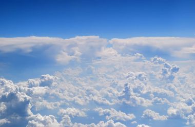 Mavi gökyüzü ve cennet ile bulutların üzerinde uçak penceresinden güneş ışığı sabah görüntüleyin. Beyaz incecik cirrus ve cirrostratus bulutlar. Cumulus bulutları