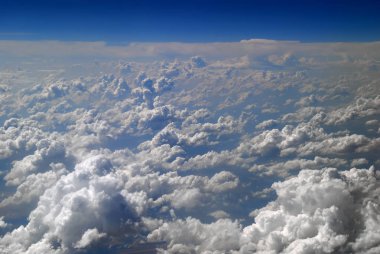 Mavi gökyüzü ve cennet ile dramatik bulutların üzerinde uçak penceresinden güneş ışığı sabah görüntüleyin. Beyaz incecik cirrus ve cirrostratus bulutlar. Cumulus bulutları