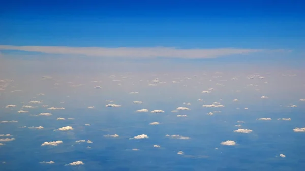 朝の日光 Cloudscape 青空と雲の上の飛行機の窓からの眺め 白いうっすらと巻雲と巻層雲雲 積雲の雲 — ストック写真